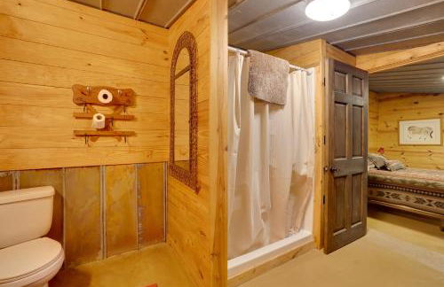 Rural and Horse-Friendly Cabin about 24 Mi to Bandera! - Foto 17