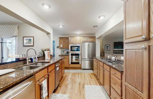 Steps to Crystal Lake! Group Getaway with Hot Tub - Foto 9