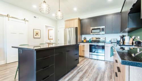 Unique Townhome 2 Car Garage & AC - Foto 4