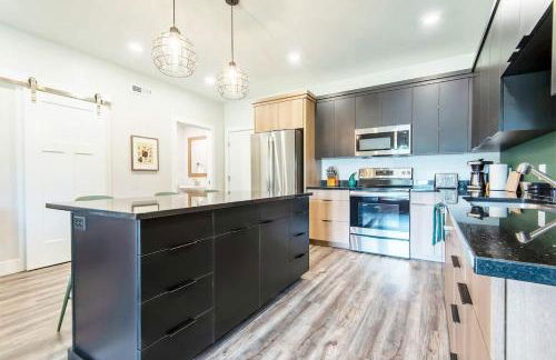 Unique Townhome 2 Car Garage & AC - Foto 4