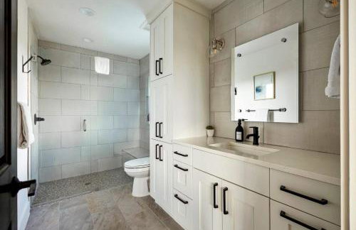 Luxe 3BR Lake Escape - BBQ Firepit & Pickleball - Foto 32