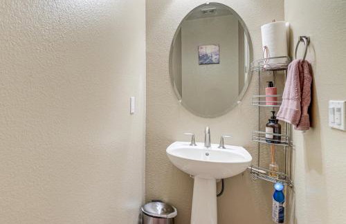 4 Mi to The Streets of Brentwood Home with Fire Pit - Foto 10