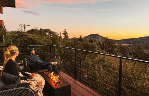 Award-Winning A-Frame with Views and Cedar Hot Tub - Foto 7