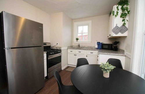 Charming Downtown Gem. 2 minutes to Salem. Workspace Included - Photo 9