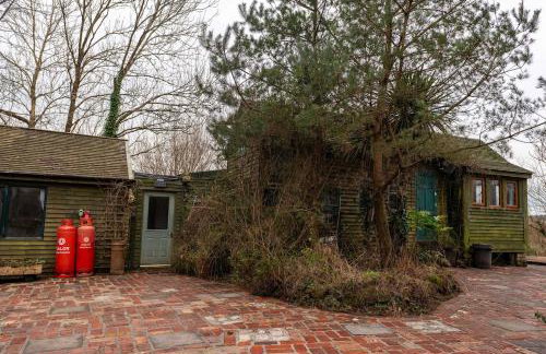 Heron's Perch- A pond-side retreat with cinema room - Photo 42