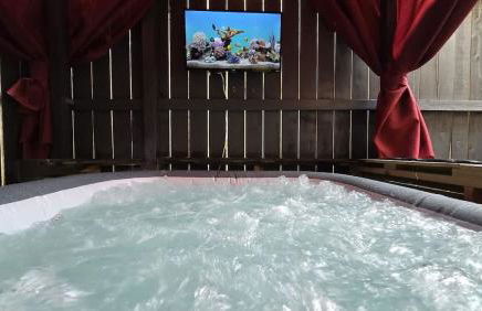 Game & Soak Retreat 3BR Private Jacuzzi Pool Table - Foto 7