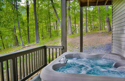 In The Woods - 5 BR Chalet with Game Room, Fire Table and Hot Tub - Foto 1