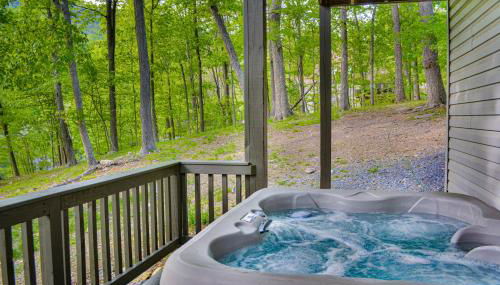 In The Woods - 5 BR Chalet with Game Room, Fire Table and Hot Tub - Foto 1