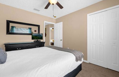 Upstay Home w Pool Hot Tub & Patio - Pet Friendly - Foto 31