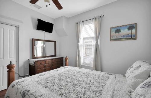 Hot tub- 80's Arcade- Pool table- Historic Downtown- 7 car parking - Foto 50