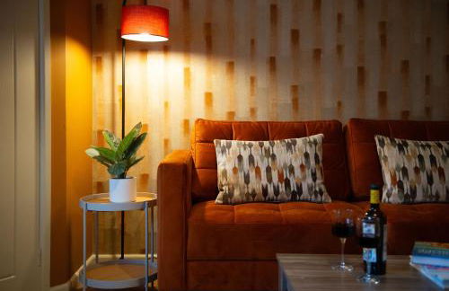 Central 3-Bedroom House Sleeps 5 with Parking - Foto 14