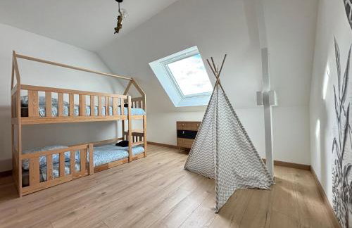 Les Voiles, maison bien équipée 10 p 2 sdb, 2 WC, spacieuse lumineuse avec jardin clos, garage, terrasse, parking privatif, à 950 m de la plage d'Asnelles et tous commerces, près de Bayeux et Arromanches, chiens bienvenus - Foto 30