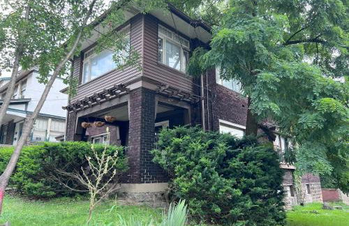 Charming 3 Bedroom Cottage Apartment in a Tudor-Style Home - Foto 25