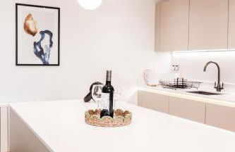 The Abbey Apartment - 1BR Apt with Dedicated Workspace, Fast Wifi & Stylish Kitchen Island & Free Secure Underground Parking - Foto 21