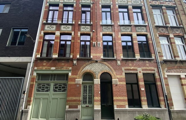 Charming Mansion in Vibrant Antwerp - Photo 49