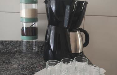 Casa com ar no quarto garagem espaço que cabe uma camionete cozinha completa - Foto 13