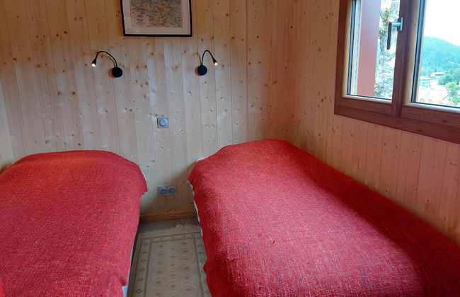 Chalet in Lovely, Rich Forest Setting With a Beautiful View - Photo 18