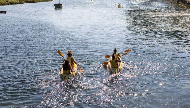 I partecipanti che remano in kayak a coppie