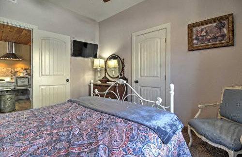 Newly Remodeled Home with Yard in Downtown Caliente! - Foto 14