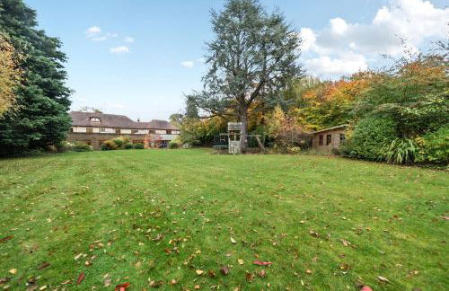 Kingswood 6 Bed Mansion, Tennis Court and Cinema - Foto 7