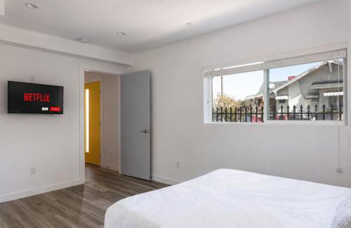 Experience Luxury 4BR Townhouse Sleeps 8 with Parking - Foto 15