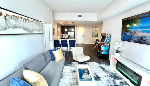 Skyline Retreat Penthouse, Top Floor, Year round Pool, City View! - Foto 2