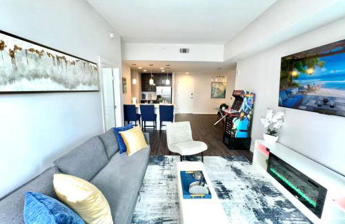 Skyline Retreat Penthouse, Top Floor, Year round Pool, City View! - Foto 2