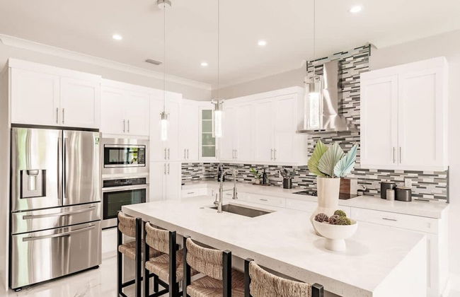 Luxurious Naples 4BR w Pool by Vanderbilt Beach - Photo 17