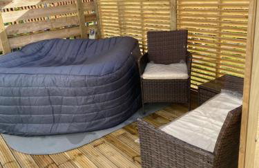 Lovely 3 bed with jacuzzi, close to airport, driveway, wifi - Foto 9