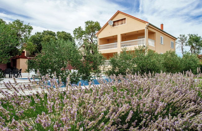 Spacious Holiday Home With Private Pool - Foto 34