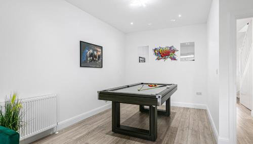 Spacious Detached House with 7 Beds Includes Ping Pong and Pool Table Sleeps 14 Free Parking - Foto 4, Game Room