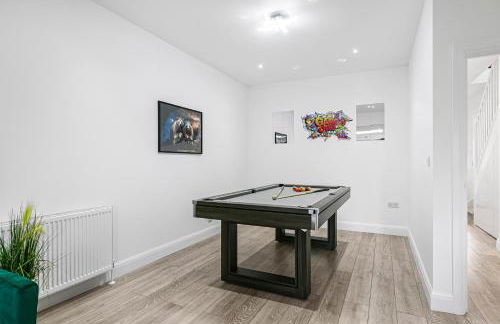 Spacious Detached House with 7 Beds Includes Ping Pong and Pool Table Sleeps 14 Free Parking - Foto 4