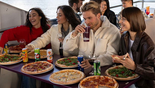 Comiendo pizzas en el barco
