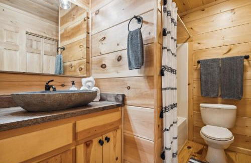 Pet-Friendly Lake Lure Cabin with Outdoor Oasis! - Foto 18
