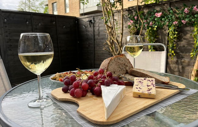 Elegant 3 Bedroom Flat with Garden Oasis - Photo 23