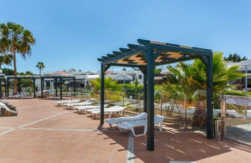 Modern Oasis with Sun & Style 3 Pools AC WiFi - Photo 27