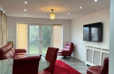 2BR Bungalow with Parking - Sunbeam Haven - Foto 18