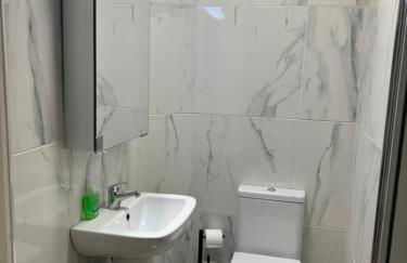 Large 2 bedroom 2 bathroom x6 person city center apartment with free underground parking - Foto 9