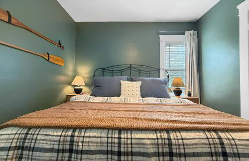 Chic Lakeside Retreat Steps from the Beach - Foto 11