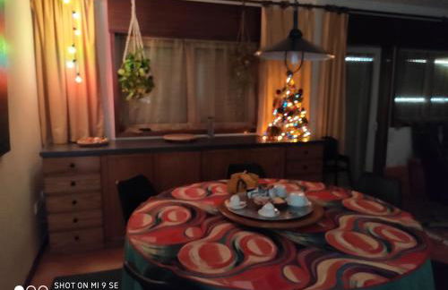 Yellow House - Photo 3