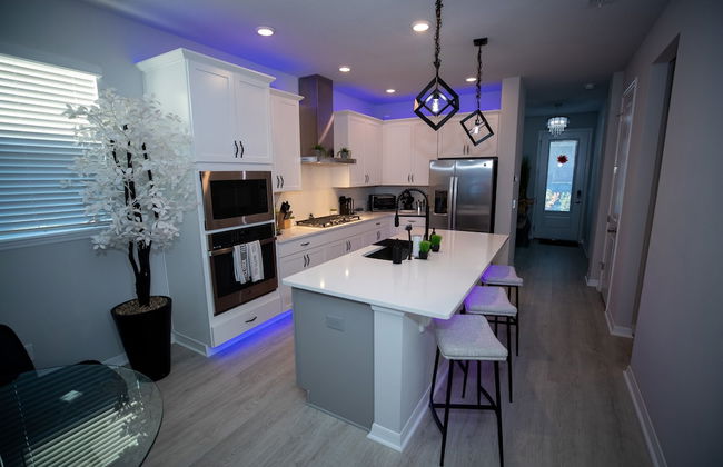 Newly Constructed Modern Pet Friendly Zen Home W/ Private Home Theater & Hot Tub! 1 Bedroom Home by RedAwning - Photo 10