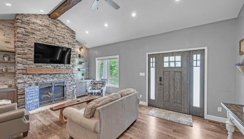 Lakeside Retreat with Hot Tub & Game Room home - Foto 2