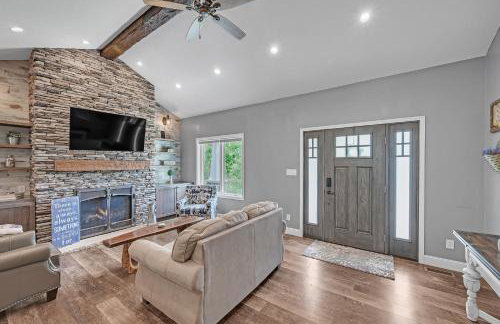 Lakeside Retreat with Hot Tub & Game Room home - Foto 2