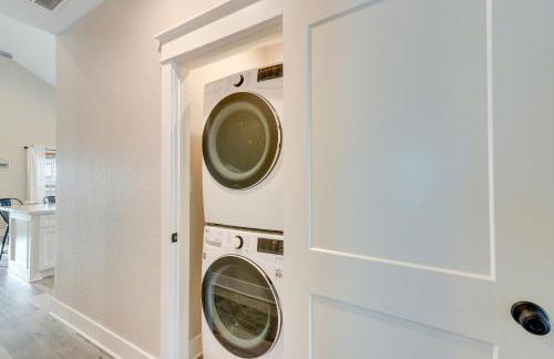 Relax Poolside, Walk to Sand! Galveston Family Gem - Foto 12