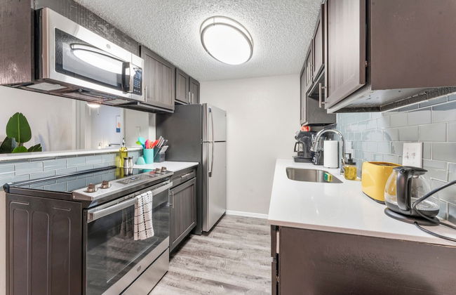 Soco 2BR Comfy Suite w Pool King bed Fast Wifi - Photo 15