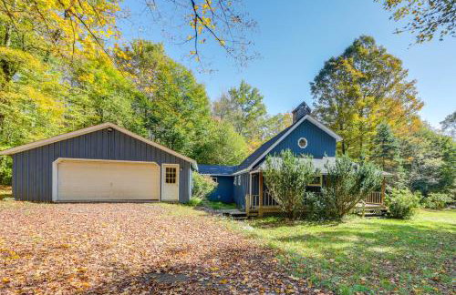 Love Shack Retreat Cabin with Deck and Yard! - Foto 30