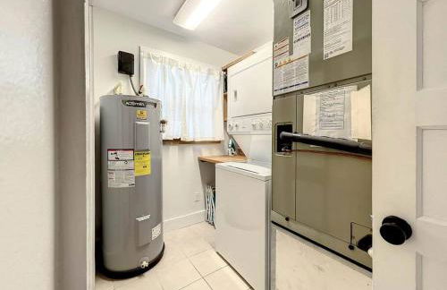 Luxurious Bohemian Bungalow in Lincolnville - Mins from Downtown! - Photo 41