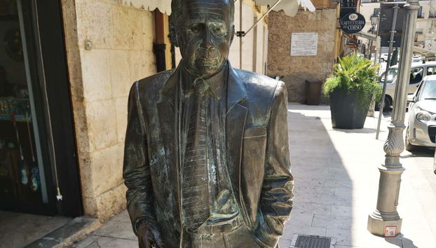 Estátua de Leonardo Sciascia