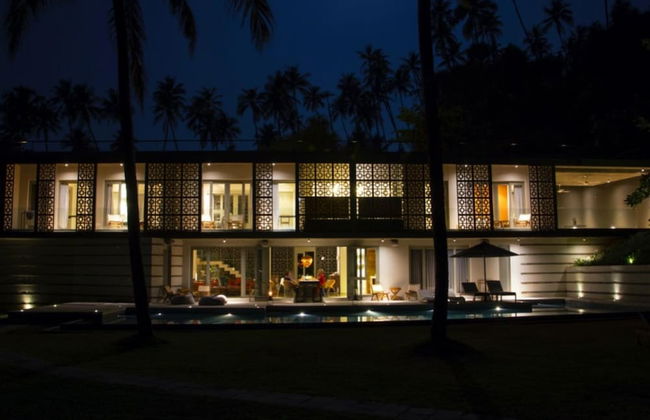 Modern Beach Villa With Roof Garden - Photo 20