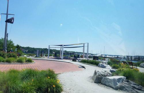 Cozy 4BR 3BA Home- Train to NYC, USOpen, CitiField Mets, MSG, Walk to Harbor & Golf - Photo 23